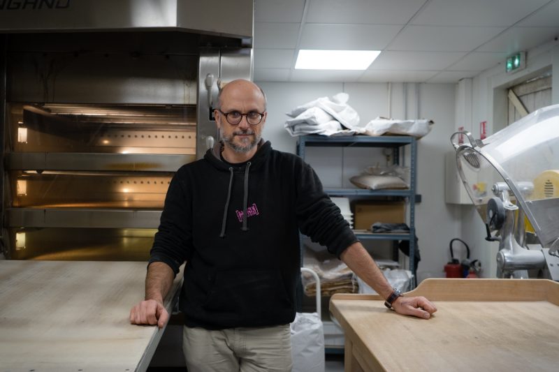 Florent Viguié dans son fournil – Photo © Margot Geoffroy Florent Viguié dans son fournil - Photo © Margot Geoffroy